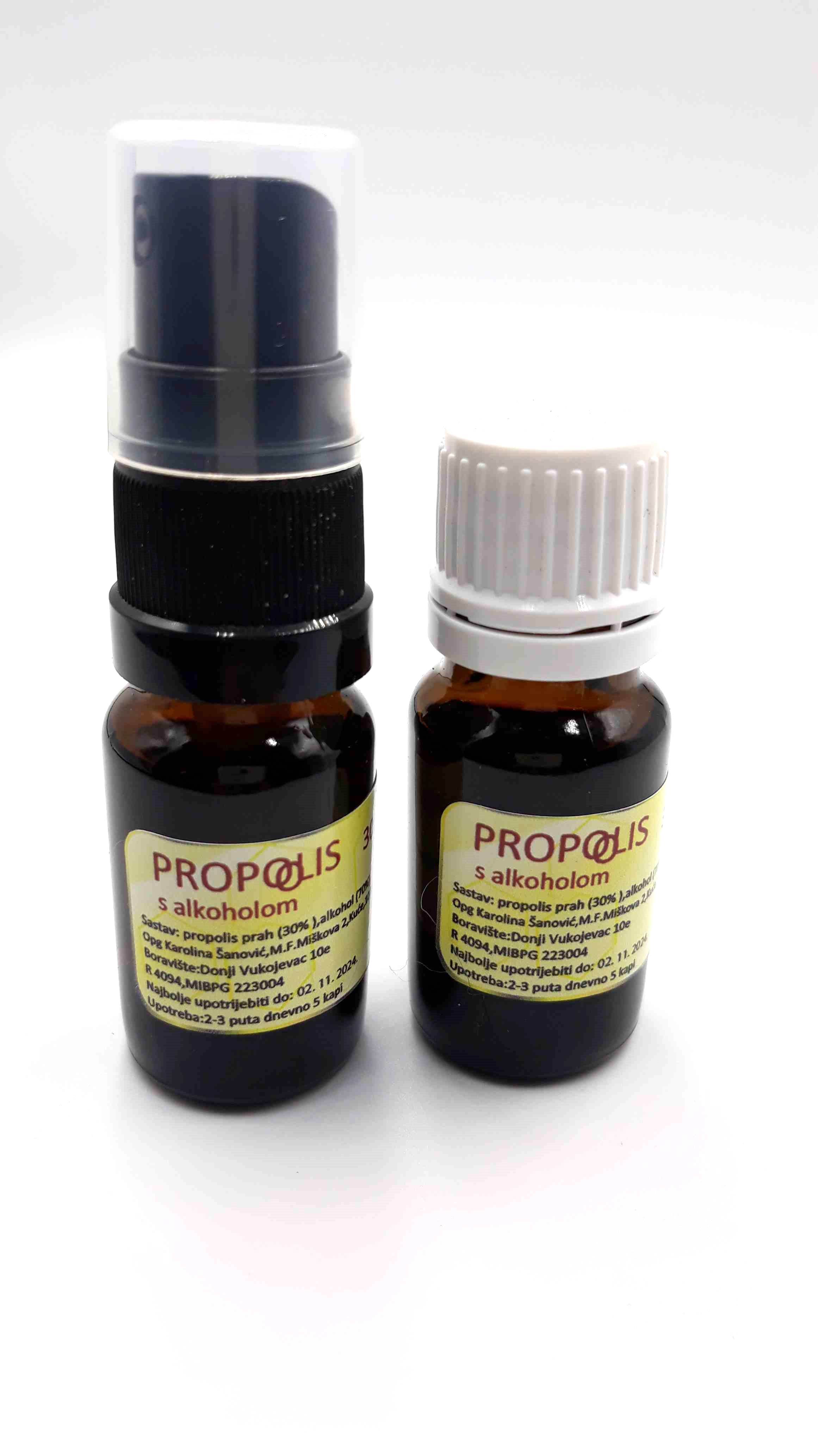 Propolis u bočici, kapaljka i šprica.