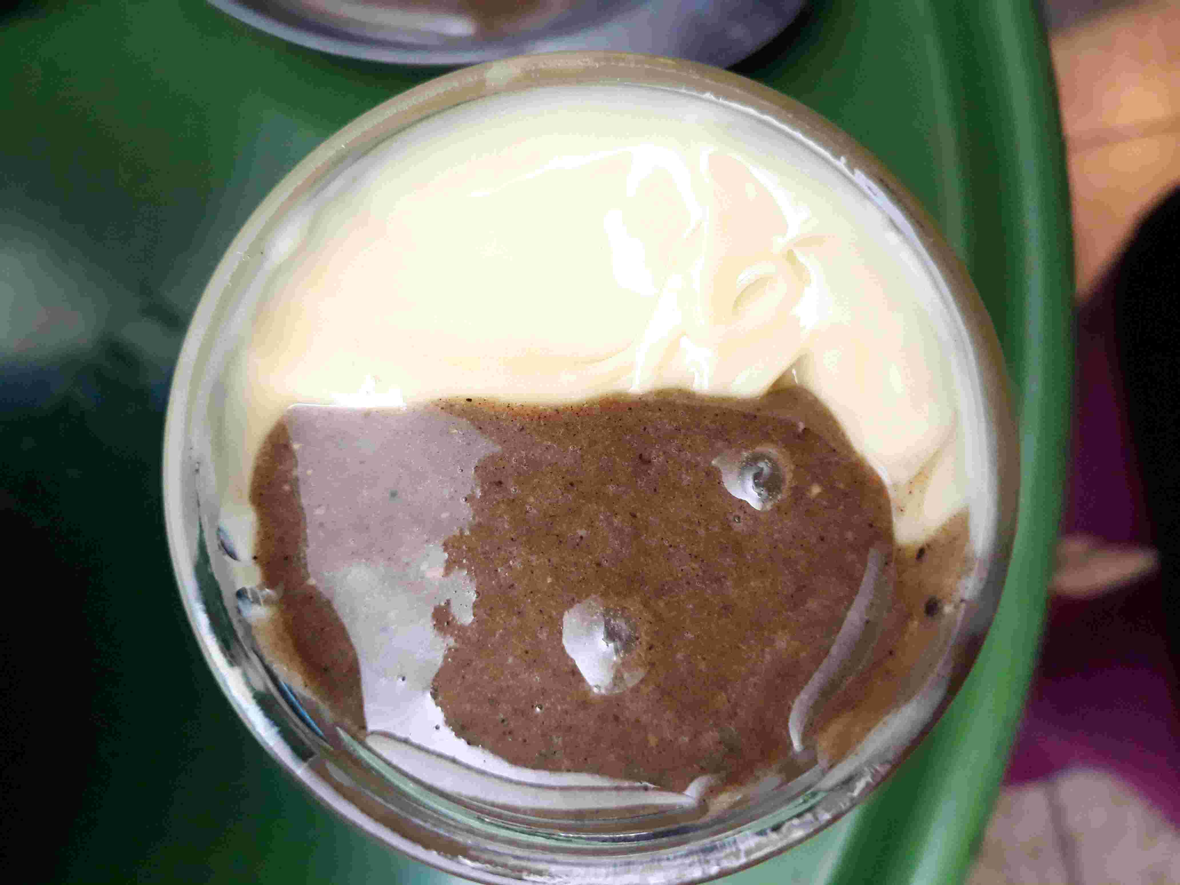 Pogled u staklenku s medenom nutelom