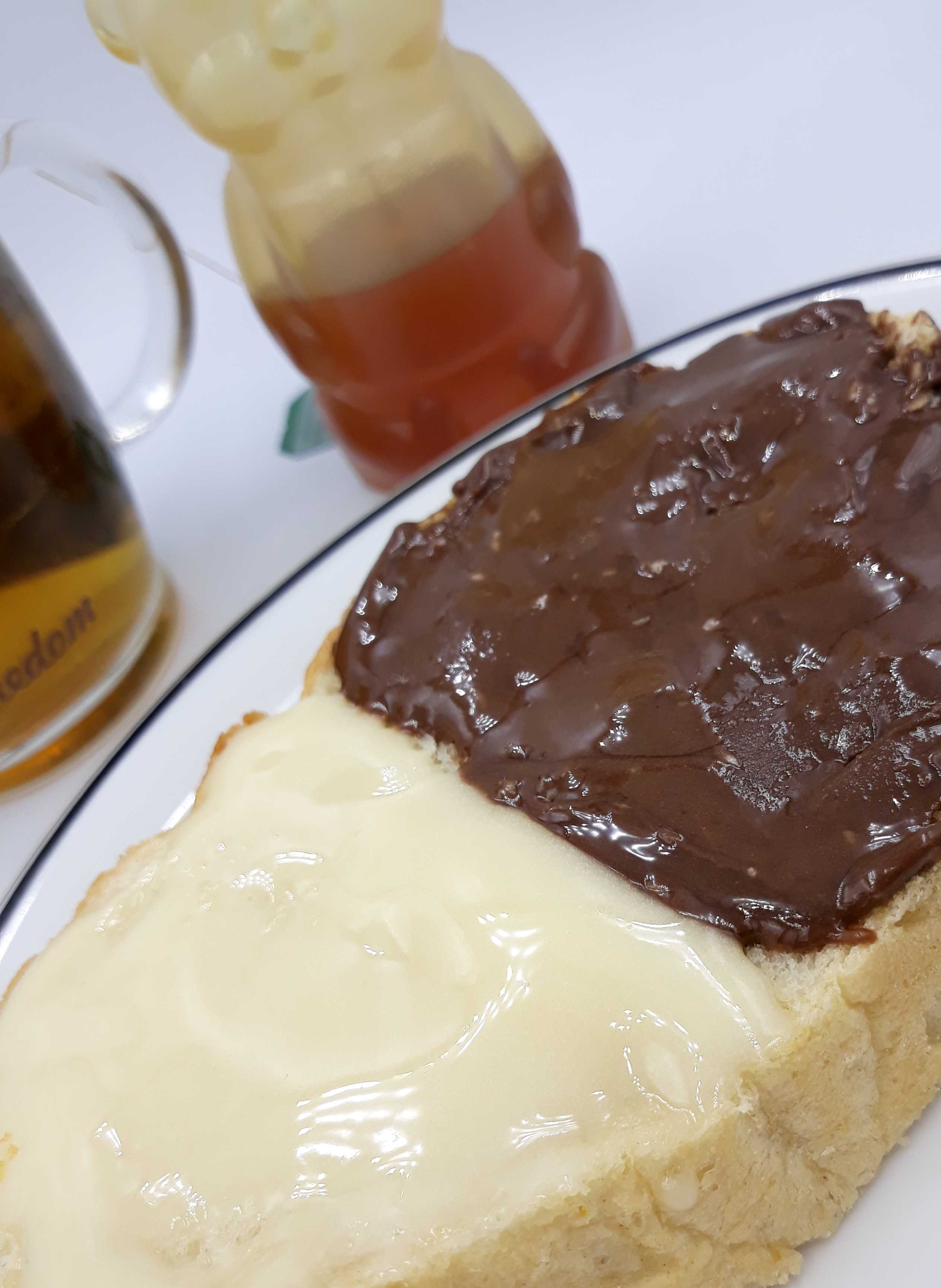 Kruh namazan s medenom nutelom